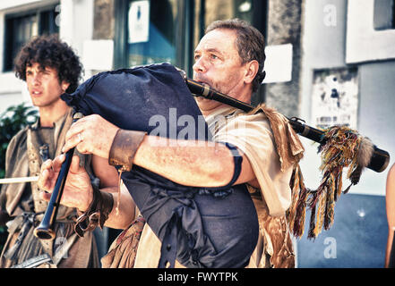 BADAJOZ, Spagna - 25 settembre: tubo in costume uomo partecipante al Almossasa Cultura Festival il 25 settembre 2013 a Badajoz, Foto Stock