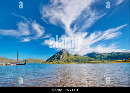 Viking Ship ormeggiato a un fiordo vicino a Borg su isola di Vestvågøy, Lofoten, Norvegia. Foto Stock