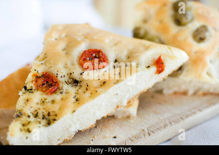 Flatbread italia focaccia Olive Pomodori piatto da forno pane italiano genovese ligure Foto Stock