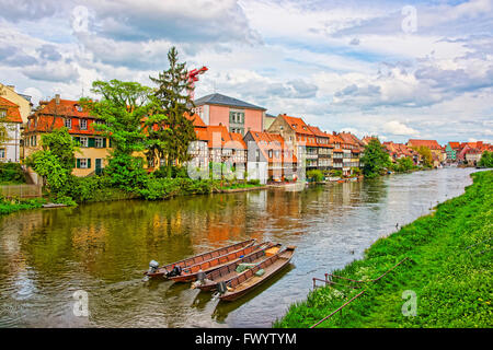 Vista panoramica della piccola Venezia a Bamberg in Germania. Si tratta di una serie di case di pescatori lungo il fiume Regnitz. La città sotto la protezione di UNESCO. Persone nelle vicinanze Foto Stock