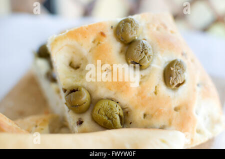 Flatbread italia focaccia olive closeup piatto da forno pane italiano genovese ligure Foto Stock