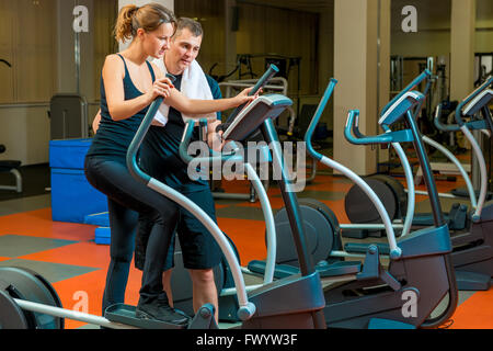 Coach insegna un atleta in allenamento in palestra Foto Stock