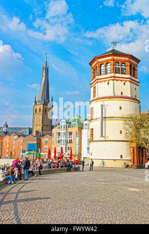 DUSSELDORF, Germania - 3 Maggio 2013: St Lambertus Chiesa e Schiffahrtmuseum nel centro della città di Düsseldorf. I turisti nelle vicinanze Foto Stock