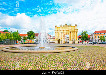 Street vista sulla Porta di Brandeburgo e una fontana a Potsdam in Germania. Esso è collocato sul Luisenplatz. I turisti nelle vicinanze Foto Stock