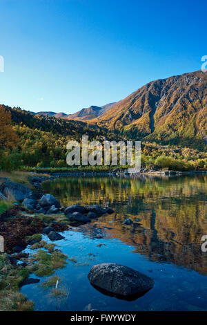 Austerfjorden vicino Revsves sull isola Hinnøya nel nord della Norvegia in una bella giornata d'autunno. Foto Stock