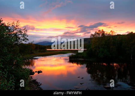 Fiume Kaperelva vicino Silsand sull isola Senja nel nord della Norvegia al tramonto. Foto Stock