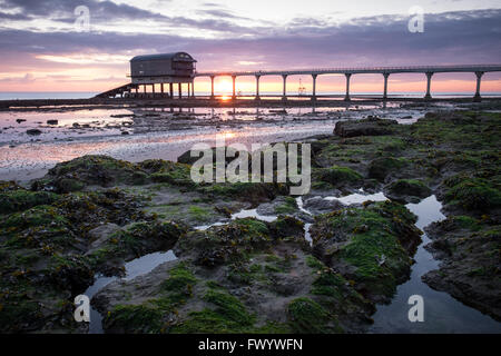 Sunrise al RNLI scialuppa di salvataggio dalla stazione a Bembridge sull'Isola di Wight Foto Stock