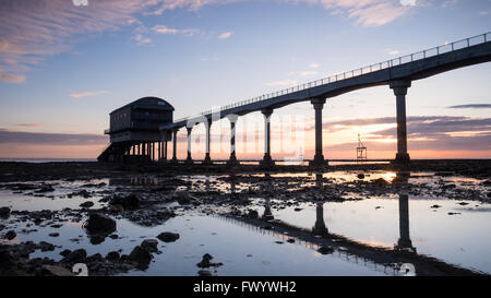 Sunrise al RNLI scialuppa di salvataggio dalla stazione a Bembridge sull'Isola di Wight Foto Stock