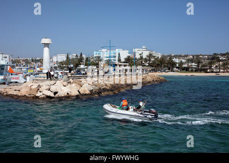 Barca da pesca di entrare nella marina di Ayia Napa, Cipro Foto Stock