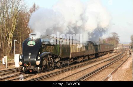 60019 Tarabuso capi sud attraverso tre ponti con un cattedrali Express per Bristol Foto Stock