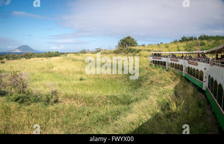 La ferrovia panoramica sull'isola di St Kitts con l'isola di Nevis a distanza Foto Stock