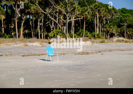 Fold-up sedia sulla spiaggia vuota a caccia Island State Park, Sud Carolina, STATI UNITI D'AMERICA Foto Stock