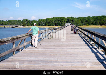 La pesca del molo a Fripp ingresso sulla caccia Island State Park, Sud Carolina, STATI UNITI D'AMERICA Foto Stock