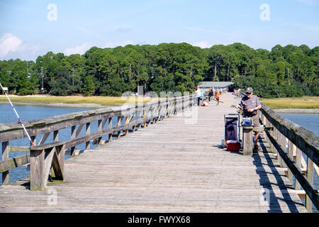 La pesca del molo a Fripp ingresso sulla caccia Island State Park, Sud Carolina, STATI UNITI D'AMERICA Foto Stock