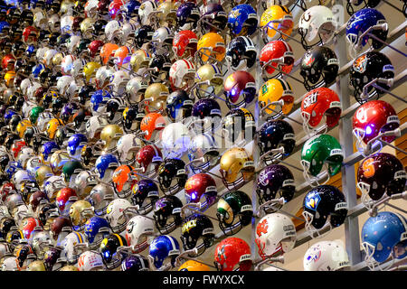 Il casco parete presso il College Football Hall of Fame, Atlanta, Georgia, Stati Uniti d'America Foto Stock