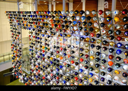 Il casco parete presso il College Football Hall of Fame, Atlanta, Georgia, Stati Uniti d'America Foto Stock