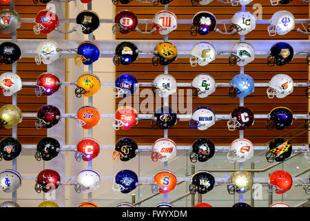 Il casco parete presso il College Football Hall of Fame, Atlanta, Georgia, Stati Uniti d'America Foto Stock