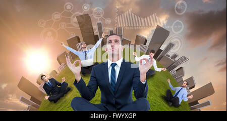 Imprenditore seduta con le gambe incrociate Foto Stock