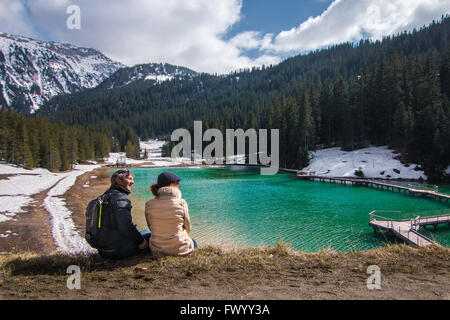 Ammirando il naturale sceney del Lac de La Rosiere dalla località sciistica di Courchevel nelle Alpi francesi. Foto Stock