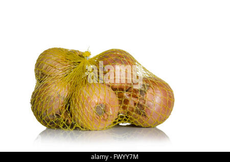 Diverse le cipolle in giallo net isolati su sfondo bianco. Foto Stock