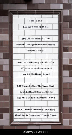 Una commemorazione piastrellato della costruzione del passato sulla parte anteriore della O'Neill's in Wardour Street, Soho. Foto Stock