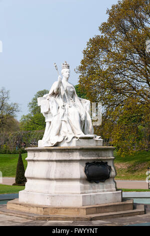 Statua della regina Victoria da sua figlia Principessa Louise. Al di fuori di Kensington Palace. Foto Stock