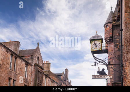 Il Royal Mile skyline, e l'orologio a Tolbooth Tavern, nella Città Vecchia, Edimburgo, Scozia, Regno Unito Foto Stock