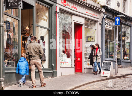 Shopping a Victoria Street, Città Vecchia, Edimburgo, Scozia, Regno Unito Foto Stock