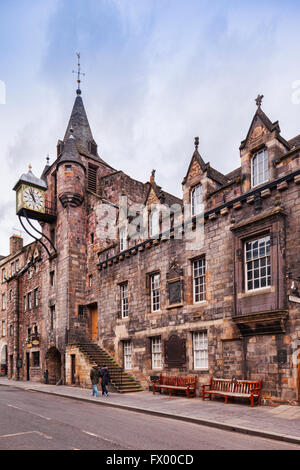 Canongate Tolbooth su Canongate, parte del Royal Mile di Edimburgo, in Scozia. Questo era originariamente il Tribunale Carcere e mee Foto Stock