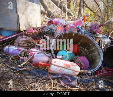 Una pila di vecchi boe e aggrovigliato corde con un bushel in stick. Foto Stock