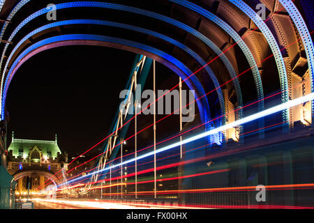 Sentieri leggeri sul Tower Bridge a Londra, Regno Unito di notte Foto Stock