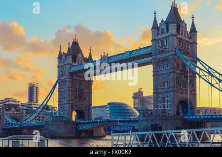 Tramonto al Tower Bridge e Santa Katharine Pier a Londra, Regno Unito Foto Stock