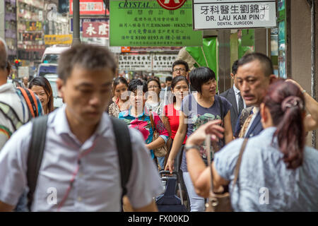 Affollata strada piena di persone presso la Causeway Bay di Hong Kong, Cina. Foto Stock