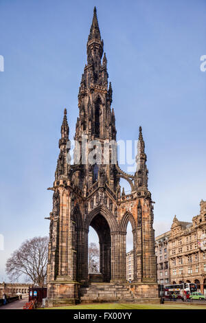 Il monumento di Scott nei giardini di Princes Street nel centro di Edimburgo, in Scozia. Foto Stock