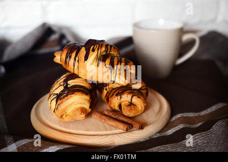 Tre croissant fresco con il cioccolato Foto Stock