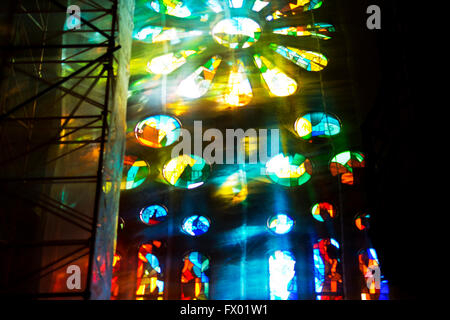 La luce colorata streaming attraverso le vetrate colorate, Sagrada Familia di Barcellona, Spagna Foto Stock