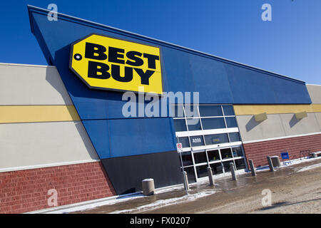 BestBuy negozio elettronico al centro RioCan a Kingston, Ont., lunedì 18 gennaio, 2016. Foto Stock