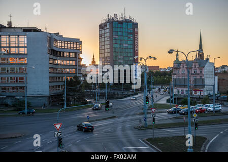 Regione Ovest Questura (sinistra) e centro business della Boemia (centro) nella città di Pilsen, Repubblica Ceca Foto Stock