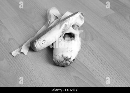 Un molto vecchio, ben indossati, molto amato e tarme" ballet pointe scarpe, 5 Aprile 2016 Foto Stock