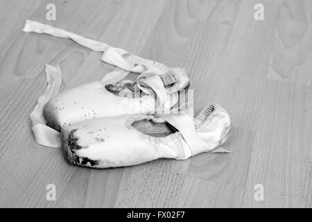 Un molto vecchio, ben indossati, molto amato e tarme" ballet pointe scarpe, 5 Aprile 2016 Foto Stock