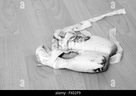 Un molto vecchio, ben indossati, molto amato e tarme" ballet pointe scarpe, 5 Aprile 2016 Foto Stock