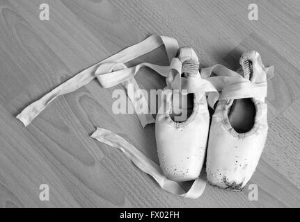 Un molto vecchio, ben indossati, molto amato e tarme" ballet pointe scarpe, 5 Aprile 2016 Foto Stock