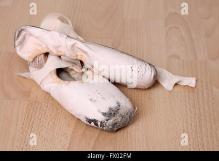 Un molto vecchio, ben indossati, molto amato e tarme" ballet pointe scarpe, 5 Aprile 2016 Foto Stock