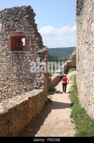 Le pareti interne e le torri del castello Csesznek-fortezza in Ungheria Foto Stock