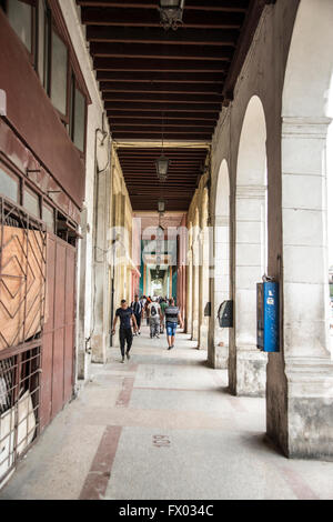 Corridoio di un edificio di fronte al Capitol di La Habana Foto Stock