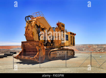 Dimostrazione modello obsoleto di pesante minerale di oro e caricatore escavatore a Kalgoorlie miniera a cielo aperto in Western Australia. Foto Stock