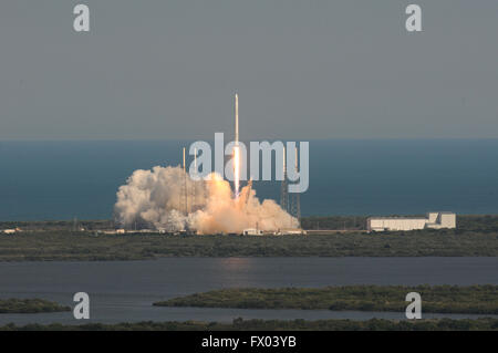 Cape Canaveral, in Florida, Stati Uniti d'America. 08 apr, 2016. Un SpaceX Falcon 9 impianti di risalita a razzo fuori dallo spazio Launch Complex 40 alla Cape Canaveral Air Force Station a 4:43 pm ET on April 08, 2016. Il razzo sta portando il drago navicella spaziale riempita con circa 7.000 libbre di cargo per la Stazione Spaziale Internazionale. In seguito al lancio, il primo stadio del Falcon 9 rocket fece il suo primo atterraggio riuscito su un droneship nell'Oceano Atlantico. Credito: Paul Hennessy/Alamy Live News Foto Stock