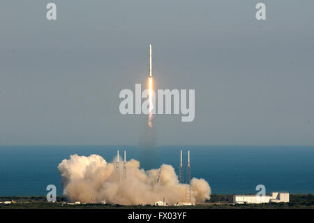 Cape Canaveral, in Florida, Stati Uniti d'America. 08 apr, 2016. Un SpaceX Falcon 9 impianti di risalita a razzo fuori dallo spazio Launch Complex 40 alla Cape Canaveral Air Force Station a 4:43 pm ET on April 08, 2016. Il razzo sta portando il drago navicella spaziale riempita con circa 7.000 libbre di cargo per la Stazione Spaziale Internazionale. In seguito al lancio, il primo stadio del Falcon 9 rocket fece il suo primo atterraggio riuscito su un droneship nell'Oceano Atlantico. Credito: Paul Hennessy/Alamy Live News Foto Stock