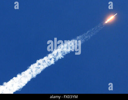 Cape Canaveral, in Florida, Stati Uniti d'America. 08 apr, 2016. Un SpaceX Falcon 9 teste a razzo verso il cielo dopo aver sollevato da Space Launch Complex 40 alla Cape Canaveral Air Force Station a 4:43 pm ET on April 08, 2016. Il razzo sta portando il drago navicella spaziale riempita con circa 7.000 libbre di cargo per la Stazione Spaziale Internazionale. In seguito al lancio, il primo stadio del Falcon 9 rocket fece il suo primo atterraggio riuscito su un droneship nell'Oceano Atlantico. Credito: Paul Hennessy/Alamy Live News Foto Stock