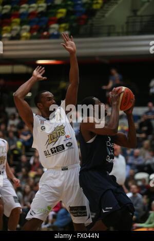 Stratford, UK. 08 apr, 2016. Casella di rame Arena, Stratford, Regno Unito - British Basketball Leage match tra Londra Lions e Worcester lupi - Jay Cousinard di Worcester attacca il credito netto: Samuel Bay/Alamy Live News Foto Stock